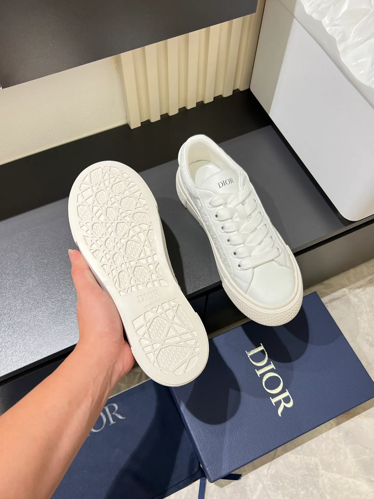 p440 DIOR* Dior B33 sneakers, brown and cream-white jacquard fabric with brown high mercerized suede upper, new for fall 2025, reinterpretation of classic tennis shoes, with a stylish silhouette that highlights a thick feel. Crafted from brown and cream-white jacquard with Oblique print and suede panels, it features a distinctive padded tongue embossed with the Dior signature, wide blue mohair laces and brass eyelets with a matte brown finish. The cream-white Dior Oblique patterned rubber sole, enhanced by the contrasting Dior 30 Avenue Montaigne signature on the rear, adds a stylish edge to casual looks. Men's model 38-44 (45 is custom-made and cannot be returned or exchanged)